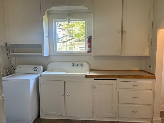 Building Photo - Available NOW!!!!!Charming Four Bedroom Ho...
