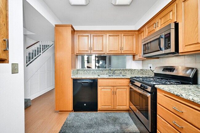 Building Photo - 5455 Twin Lakes Dr