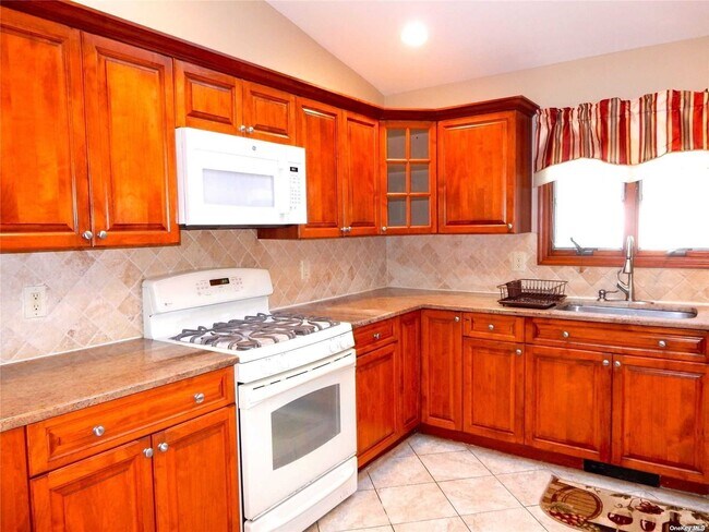 Building Photo - 95 Krug Pl