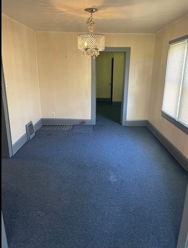 Foto del edificio - 3-Bedroom, 1-Bathroom Single Family Home for Rent in Akron, Ohio