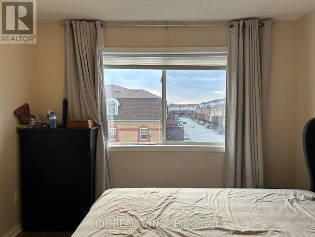 Photo du bâtiment - 233 Rouge River Dr