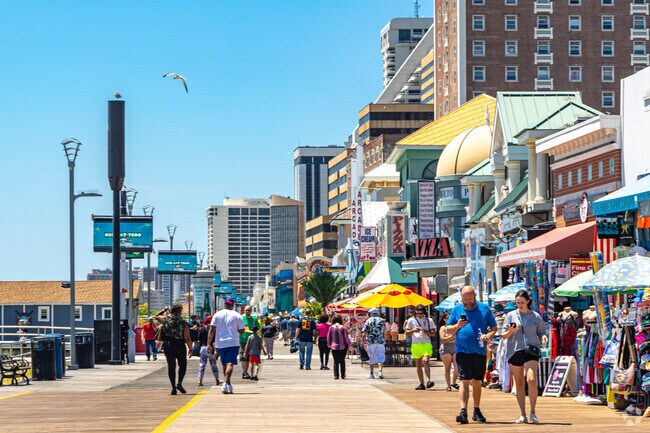 Walk along the different shops on the boardwalk.