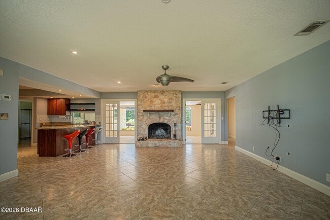 Building Photo - 864 S Beach St