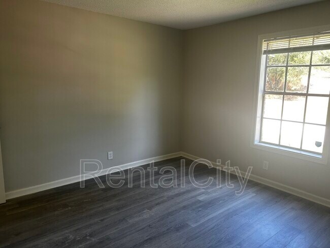 Building Photo - 16 Red Oak Cove