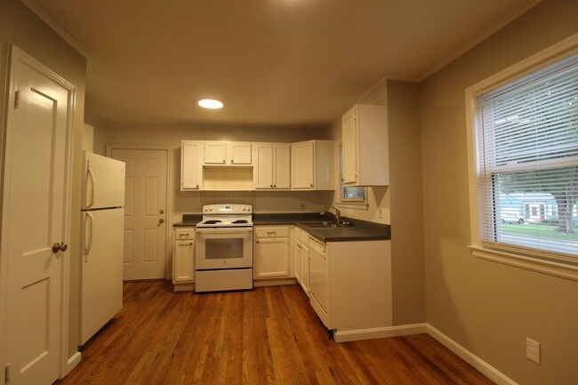 Building Photo - 2 Bedroom 1 Bath Home in Roeland Park.