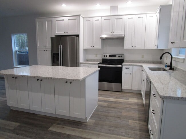 Building Photo - 524 E Hazel Ave