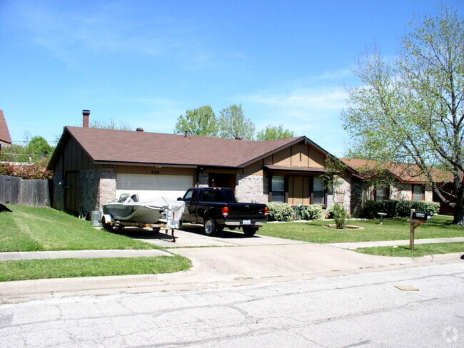 Building Photo - 7129 Harwick Ln