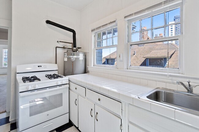 Foto del edificio - 1 Bedroom with den close to SW! Walking di...