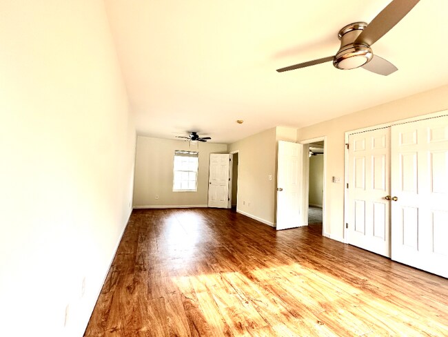 Foto del edificio - 1419 Burgess Ln