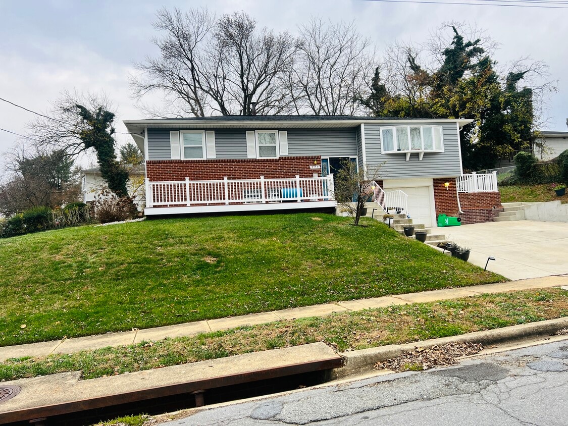 Building Photo - 323 Aragona Dr