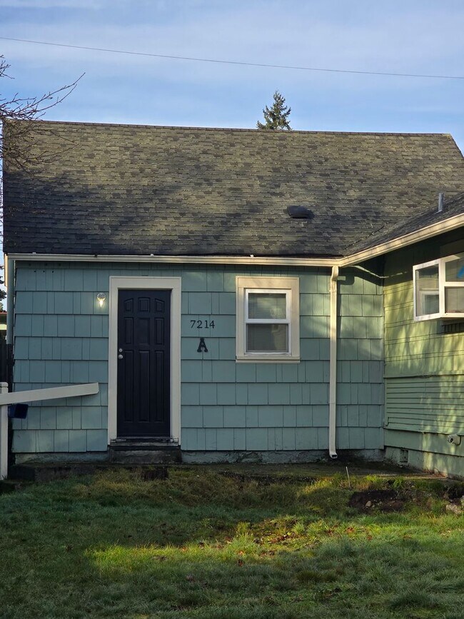 Foto del edificio - One Bedroom Duplex with Fenced Yard