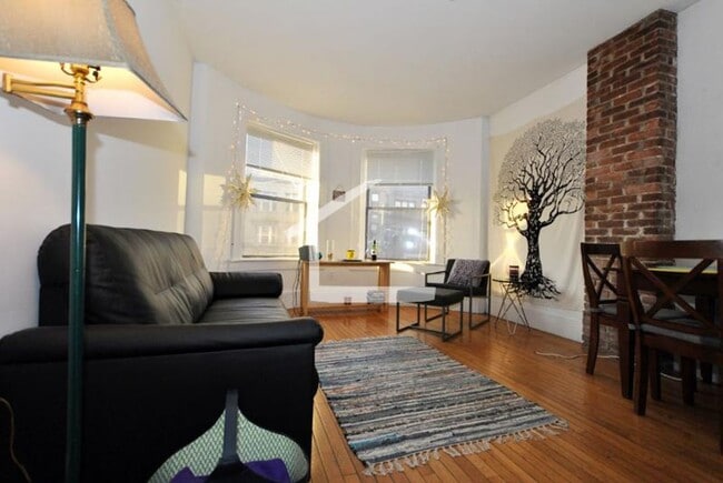 4BR 2Bth unit. Great location! On T, walk to supermarket, restaurants. - 4BR 2Bth unit. Great location! On T, walk to supermarket, restaurants. House