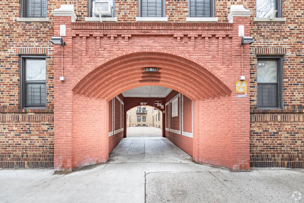 Building Photo - 3145 Crescent St