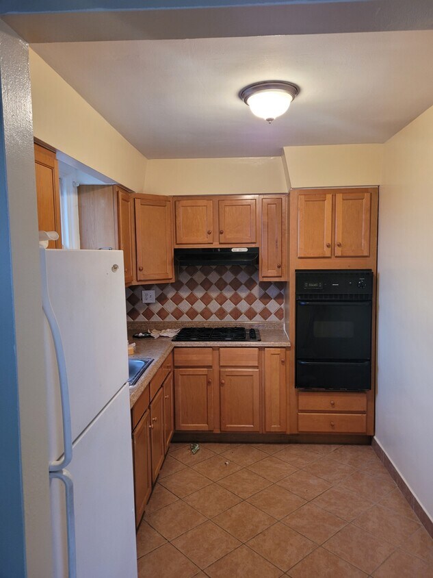 Kitchen - 906 E Sedgwick St