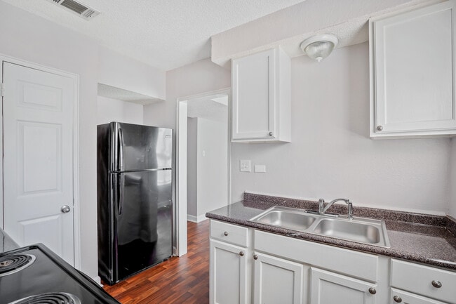 Building Photo - Oak Garden