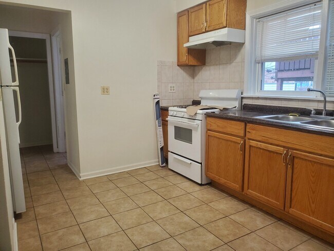 Building Photo - 6117 N Mozart St