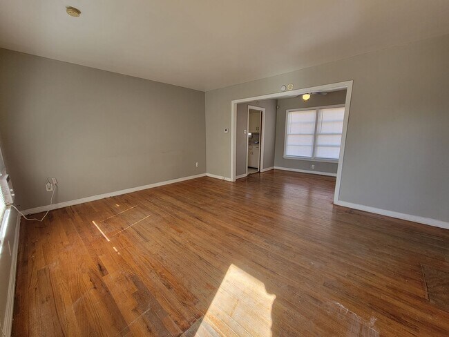 Foto del edificio - UPDATED PICTURES COMING SOON!! Cute 2/1/1 in Central Location!