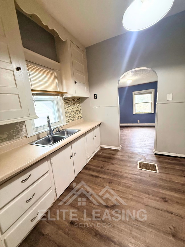 Building Photo - Charming 3 Bedroom Home Near Downtown Topeka!