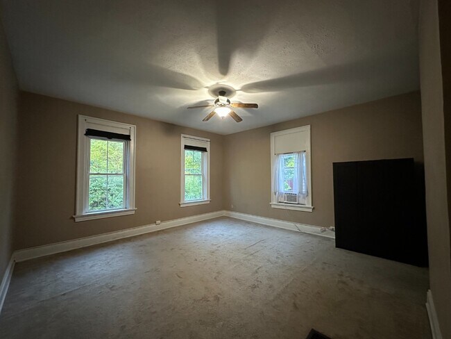 Building Photo - Spacious 5-Bed Home Near UC with In-Unit Laundry