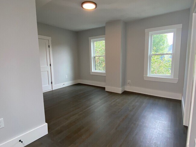 Foto del edificio - NEWLY GUT RENOVATED Jeffries Point 3 bed + office (or 4 bedroom) unit