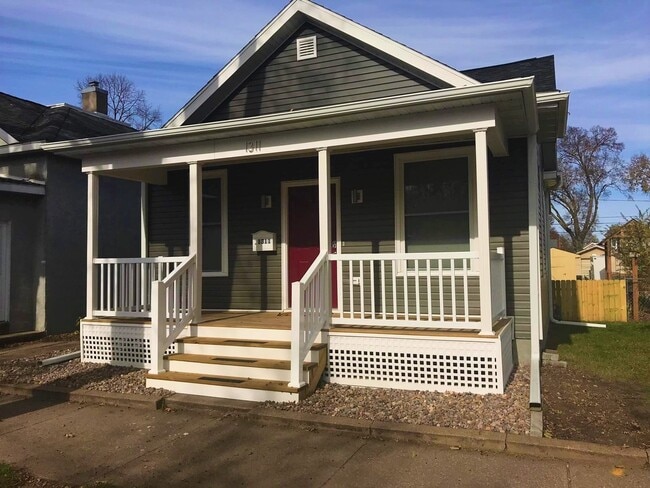 Building Photo - New modern 2 bed / 1 bath with fenced yard...
