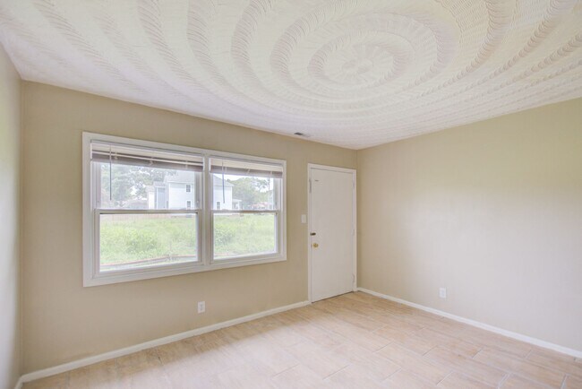 Building Photo - 2 Bed, 1 Bath, Apartment Home in Port Norfolk