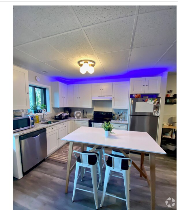 Jeffries PointAirport Apartments for Rent with Washer & Dryer East