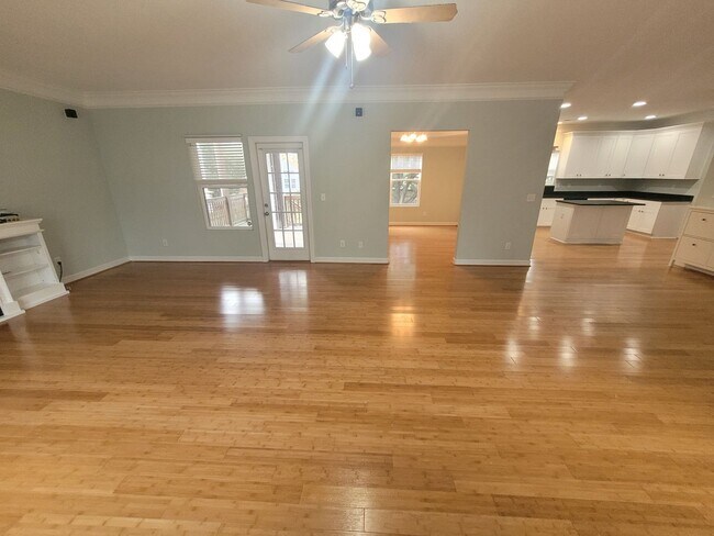 Foto del edificio - Stunning 4 Bedroom, 2.5 Bath Home Just 3 Blocks to Chesapeake Bay