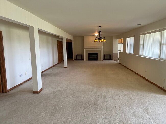 Living room 48' x 19' - 12773 Eagle Ridge Ln