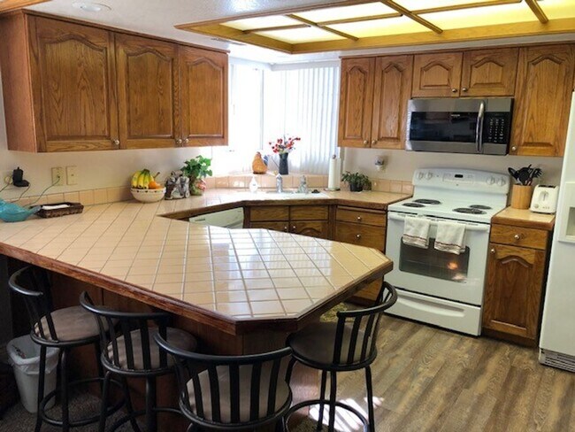 Foto del edificio - Awesome Shadowbrook Townhome in the Center of it all!