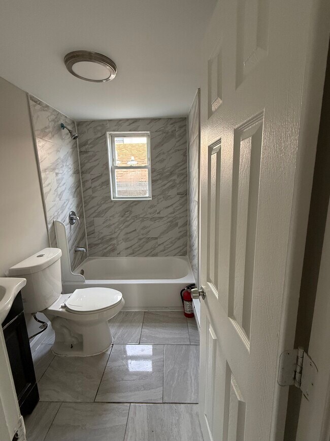 Foto del edificio - 171 Godwin Ave