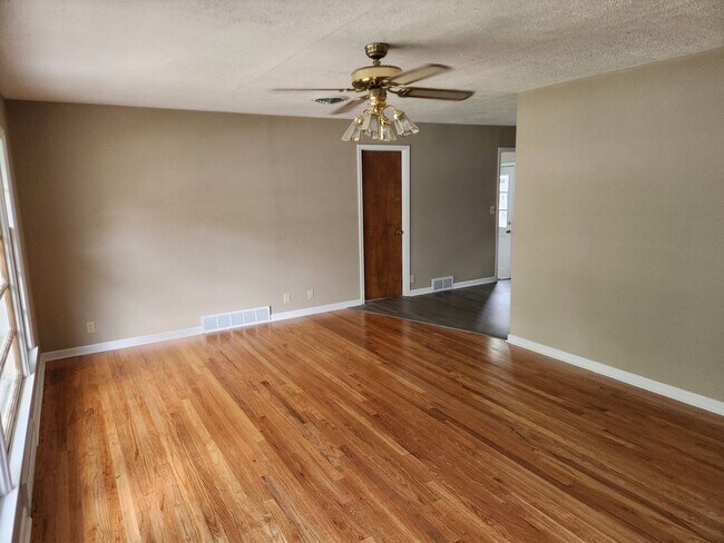 Foto del edificio - Newly remodeled 2/1/1 with fenced yard!