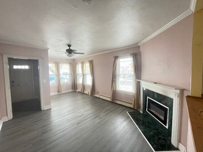 Building Photo - 7 Pinard St