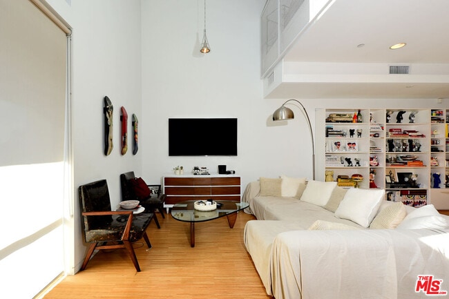 Foto del edificio - 1140 N Formosa Ave