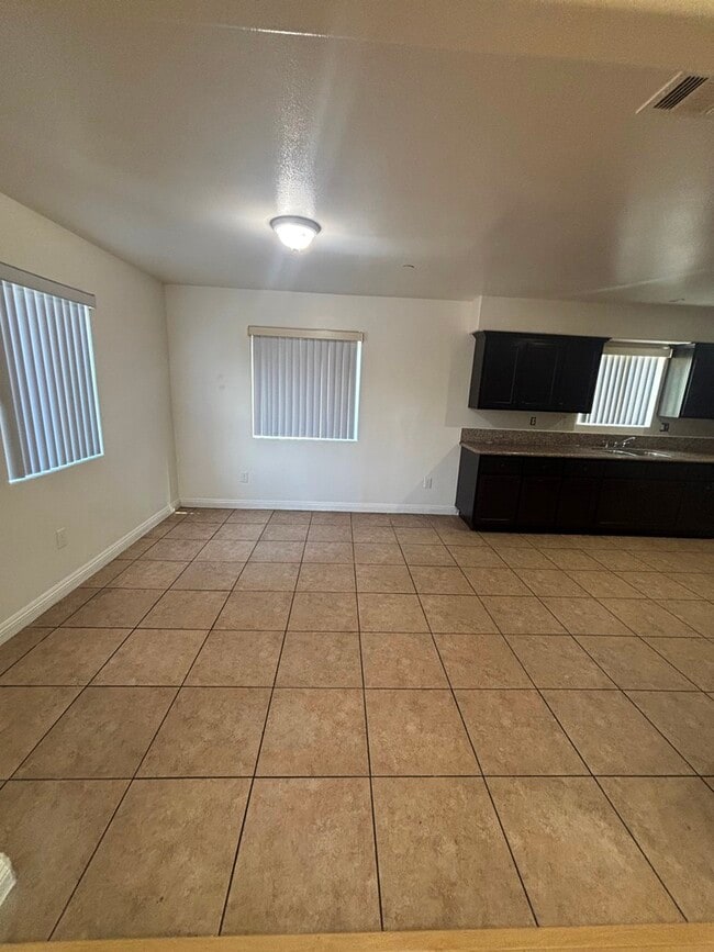 Building Photo - 203 E 109th Pl