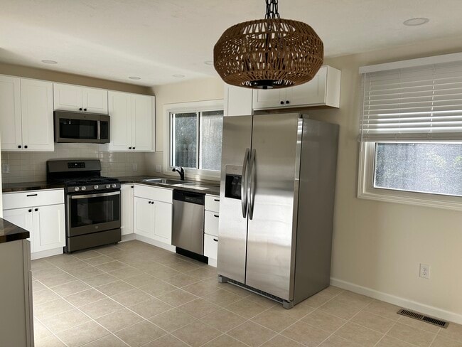 Building Photo - 875 Tanglewood Dr