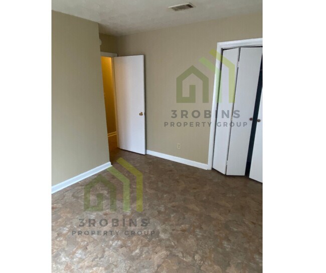 Building Photo - 2057 Clark St