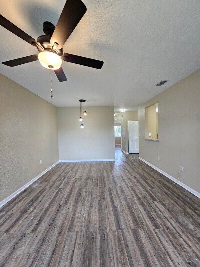 Foto del edificio - 1063 Golden Lakes Blvd