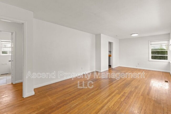 Building Photo - 5018 Golfview Dr