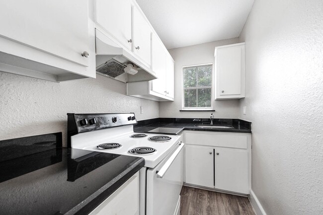 Building Photo - 1711 Fourcade St