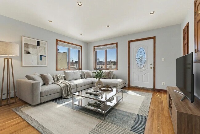 Foto del edificio - 60-63-63 60th Ln