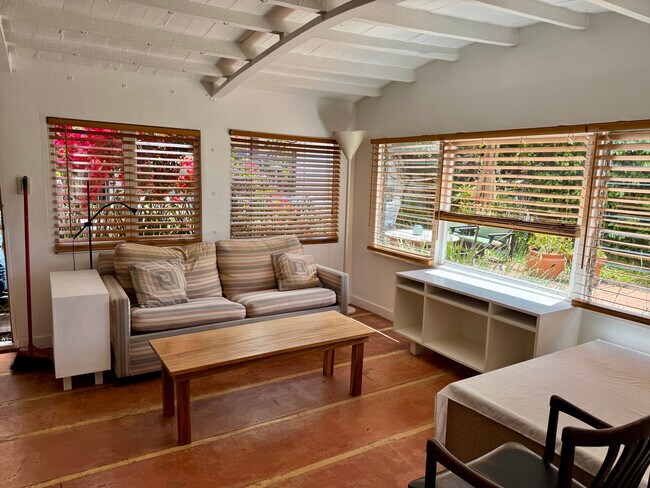 Foto del edificio - 3633 Mountain View Ave