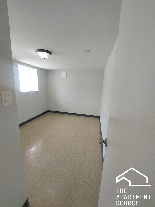 Building Photo - 4038 W Dickens Ave