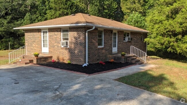 Building Photo - 105 Leona Dr