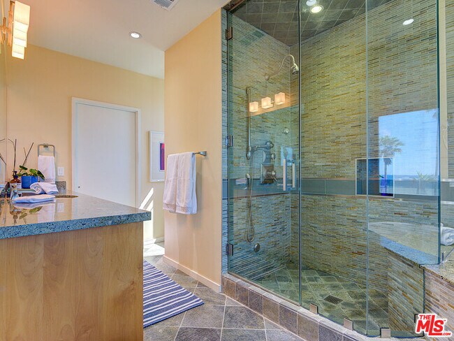 Building Photo - 3009 Ocean Front Walk