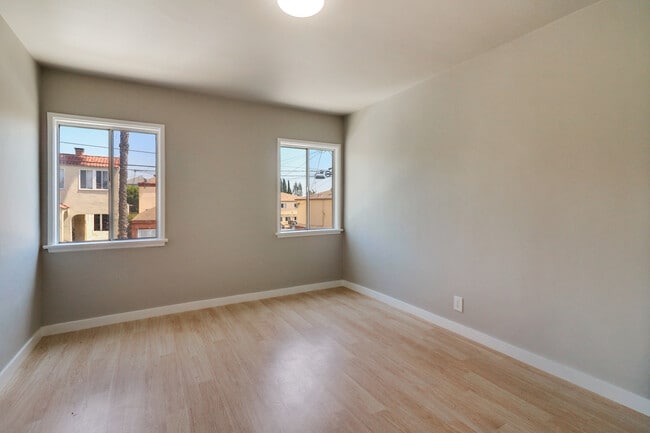 Building Photo - 467 Normandie Plz