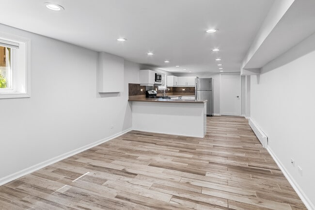 Building Photo - 2152 W Agatite Ave