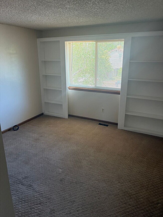 Building Photo - Beautiful 3-Bedroom, 3-Bath Home With Grea...