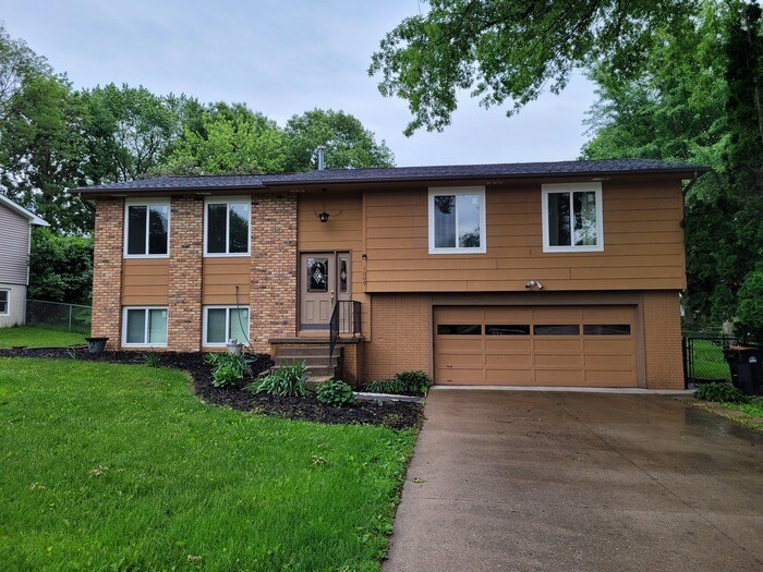 Coralville 4 bedroom 2.5, 2 car garage, fe... House for Rent in