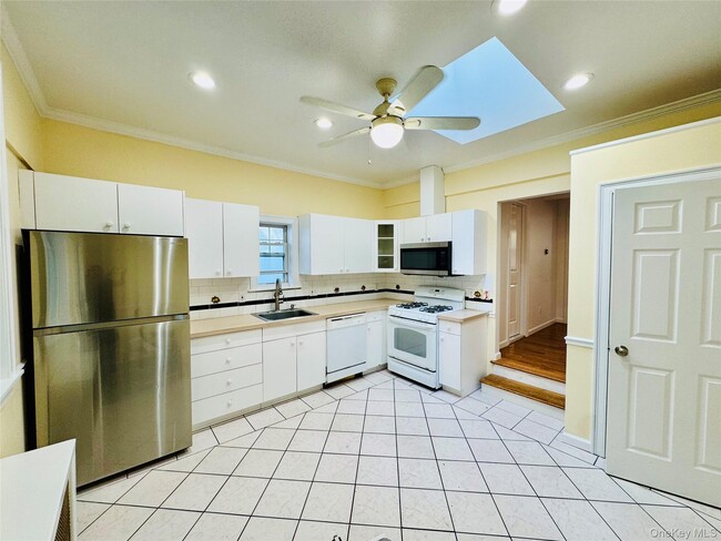 Building Photo - 8 Rockledge Ave